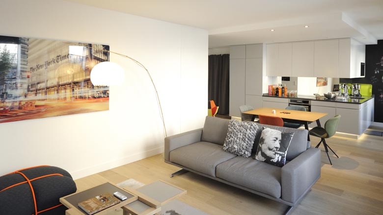 Un architecte d'intérieur réalise un projet de cuisine ouverte à Bruxelles
