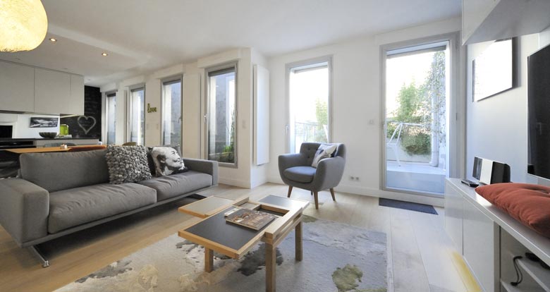Un architecte d'intérieur réalise un projet de salon contemporain à Bruxelles