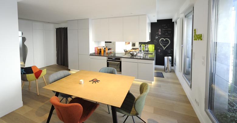 Un architecte d'intérieur aménage une cuisine ouverte sur mesure à Bruxelles