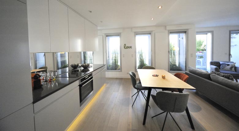 Cusine ouverte dans un appartement réalisé par un architecte d'intérieur à Bruxelles