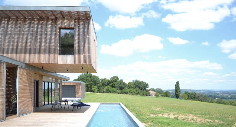Maison d'architecte avec piscine réalisée avec du bois et du béton à Bruxelles