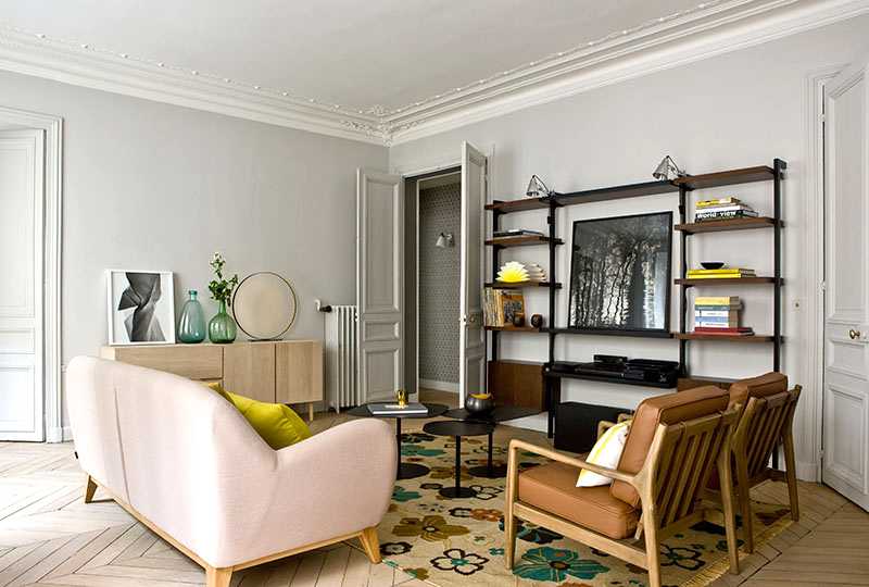 Salon avec du mobilier chiné par un décorateur d'intérieur à Bruxelles