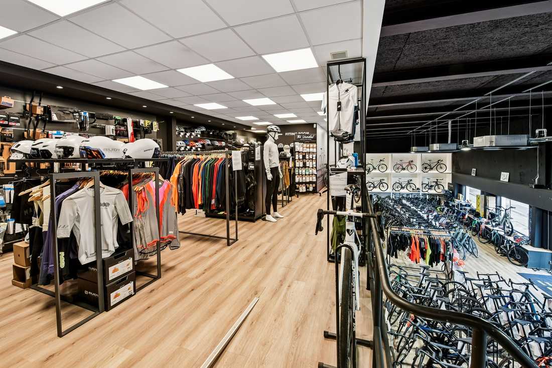 Espace textile aménagé par un architecte d'intérieur pour un magasin de triathlon