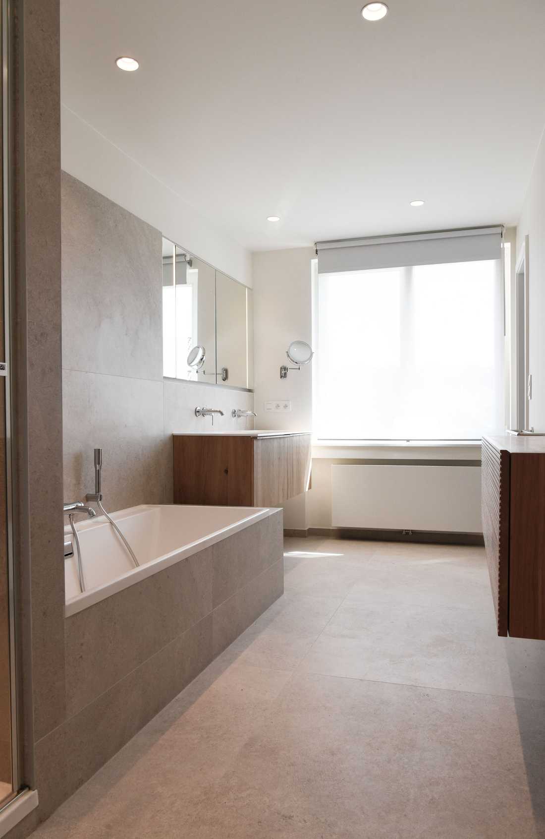 Salle de bain beige avec baignoir