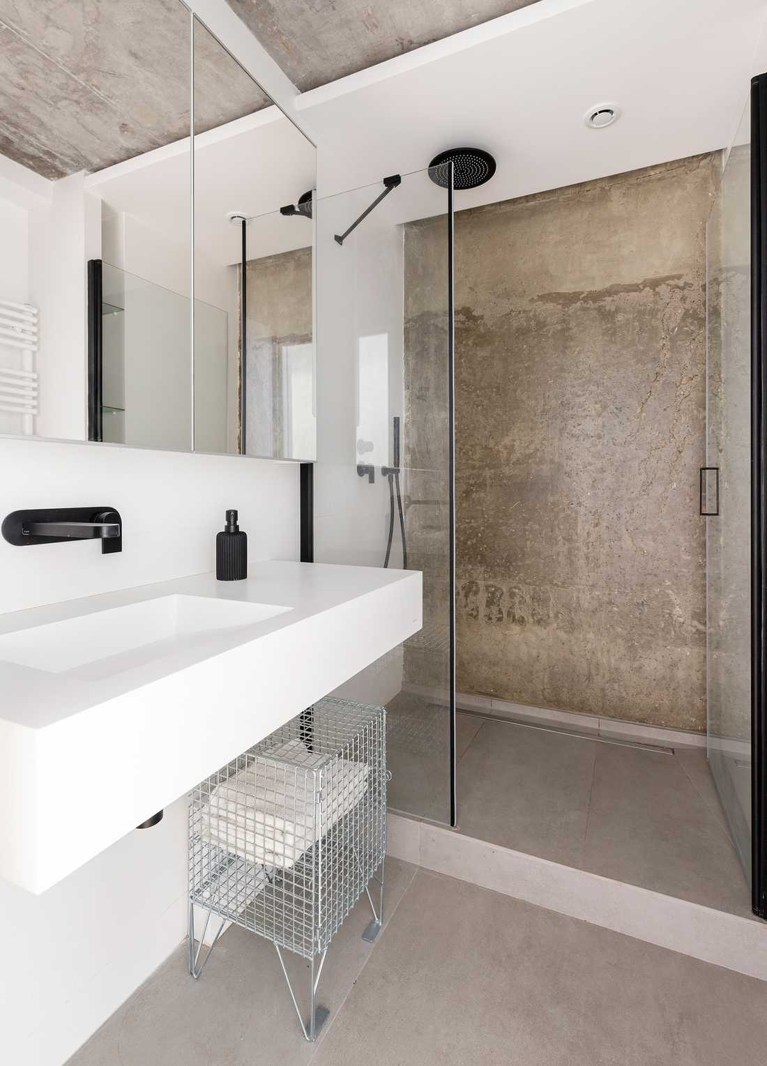 Salle de bain aménagé par un architecte dans un appartement neuf à Bruxelles
