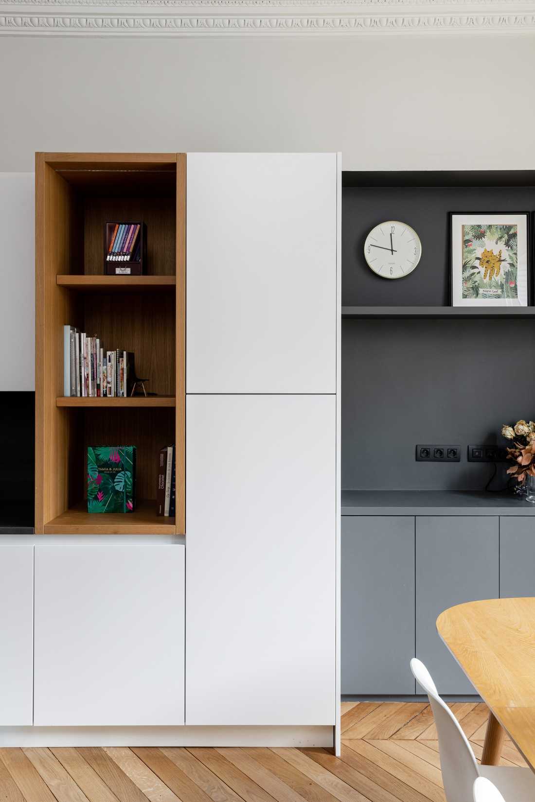 Bibliothèque sur-mesure avec cheminée dans appartement haussmannien.