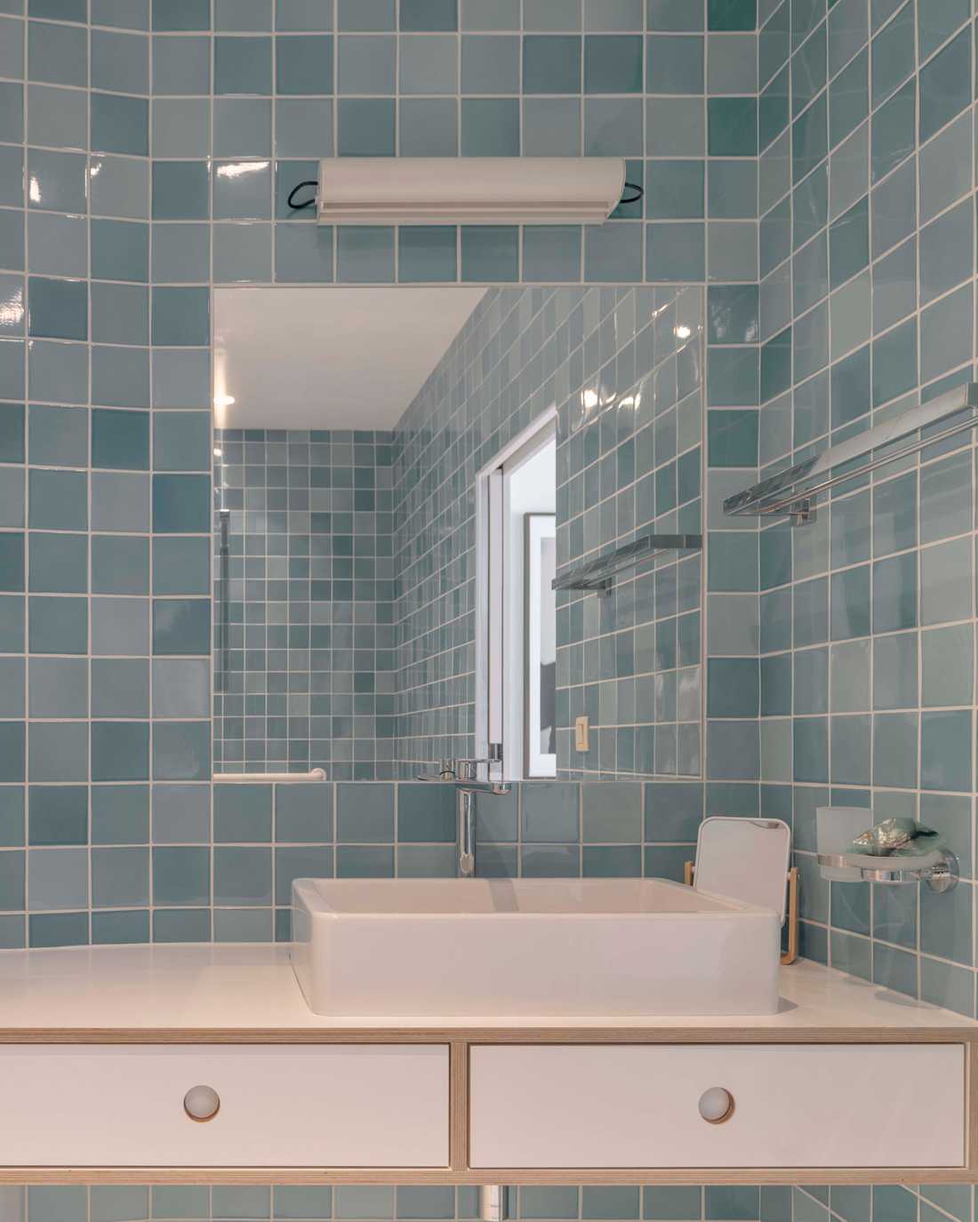 Vasque de la salle de bain adaptée aux personnes à mobilité réduite