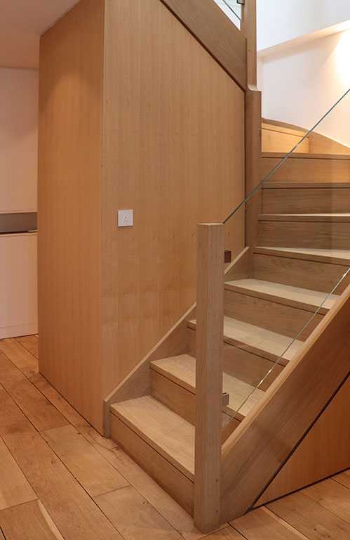 Escalier sur mesure réalisé par un architecte d'intérieur à Bruxelles