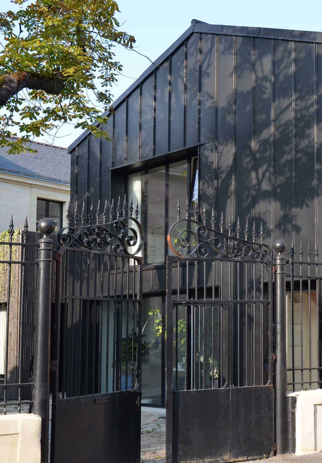 Contemporary extension of an old house designed by an architect near Brussels