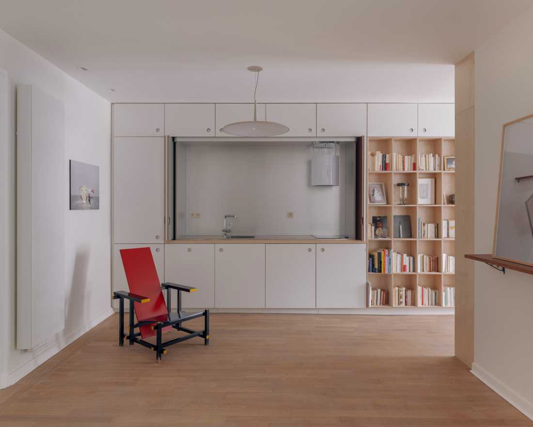 Meuble qui dissimule une kitchenette avec des portes escamotables