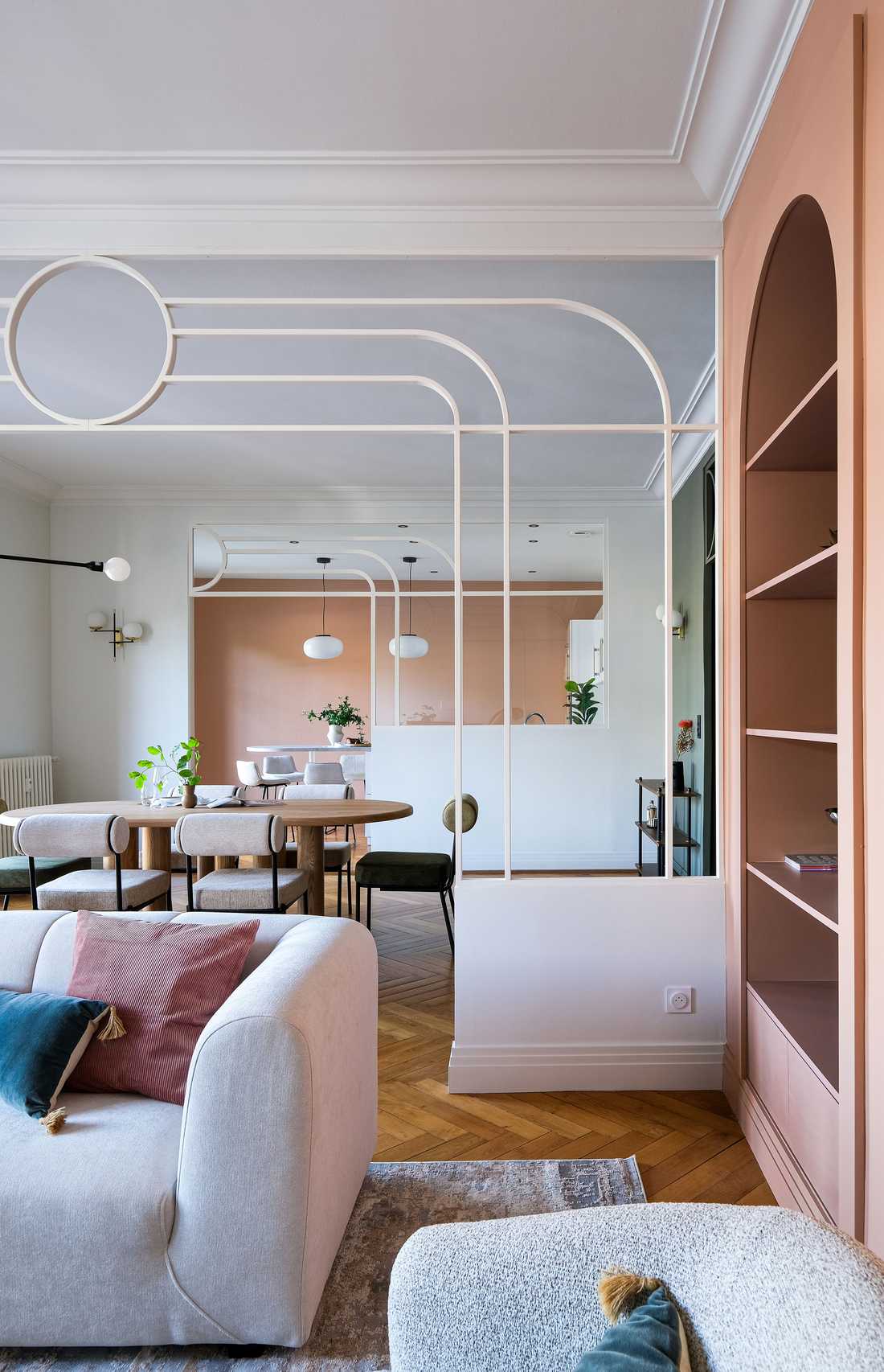Un architecte d'intérieur à Bruxelles aménage la pièce de vie d'un appartement ancien