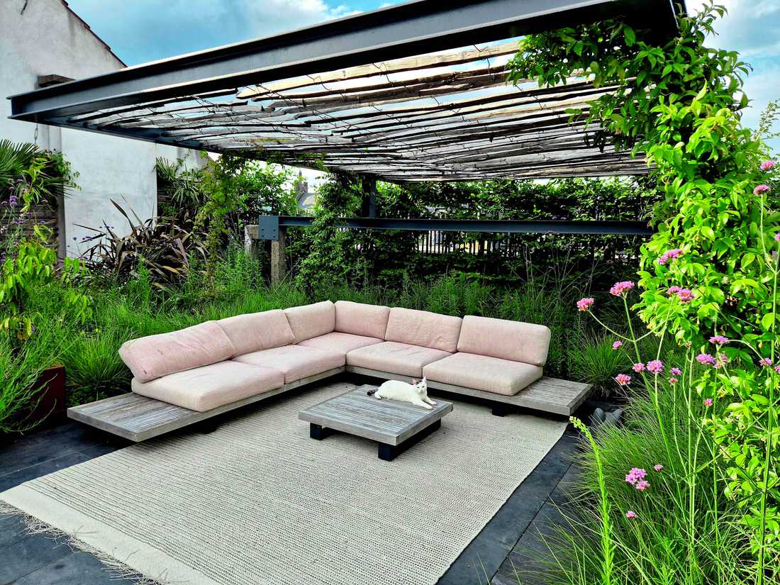 Espace détente avec canapé sous une pergola