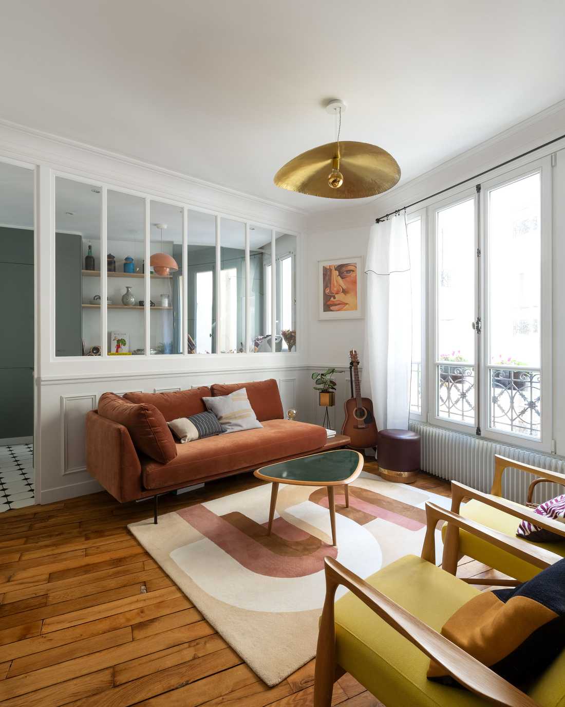 Relooking d'intérieur d'un salon avec verrière dans un appartement à Bruxelles
