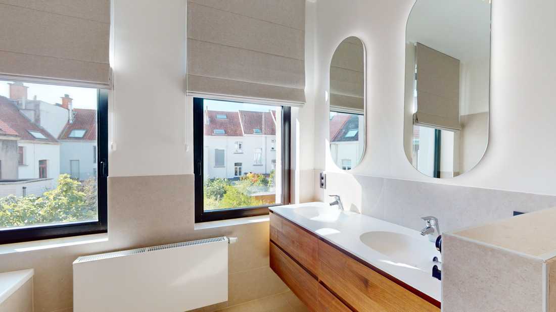 Salle de bain d'une maison typique de Bruxelles rénovée par un architecte