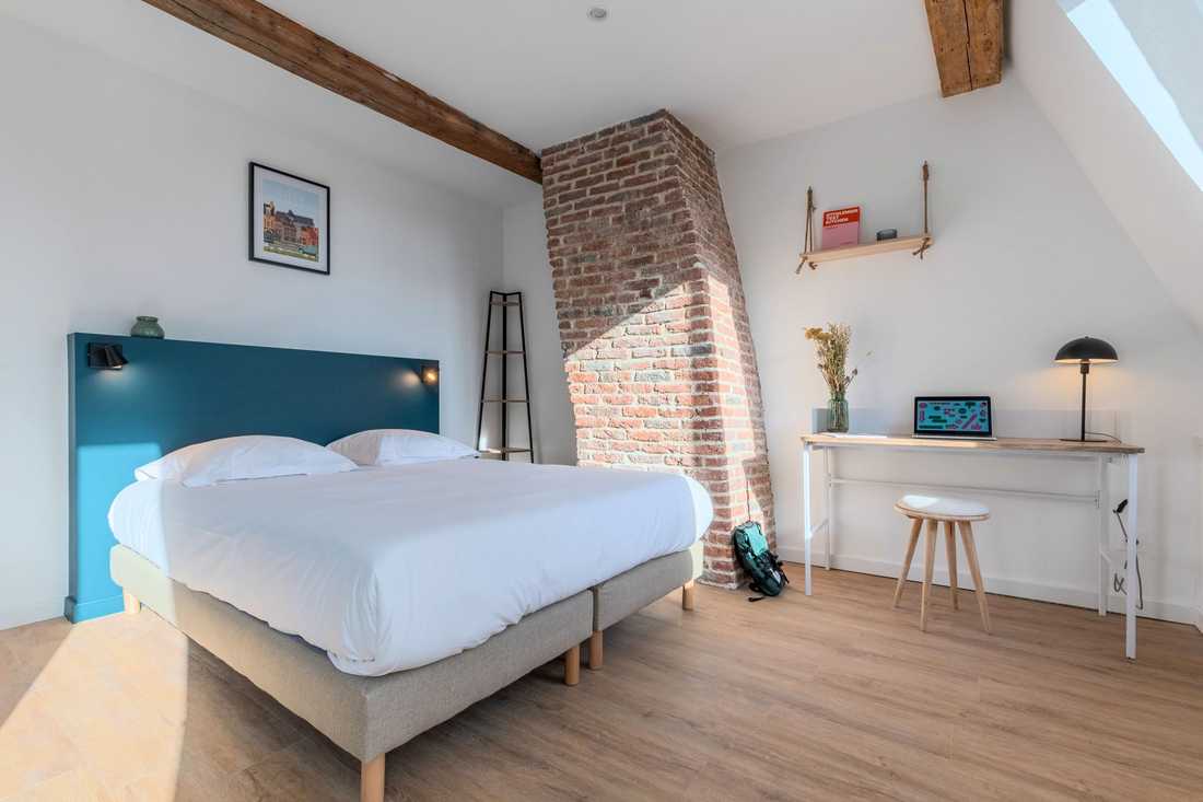 Chambre avec conduit de cheminée en briques rouges