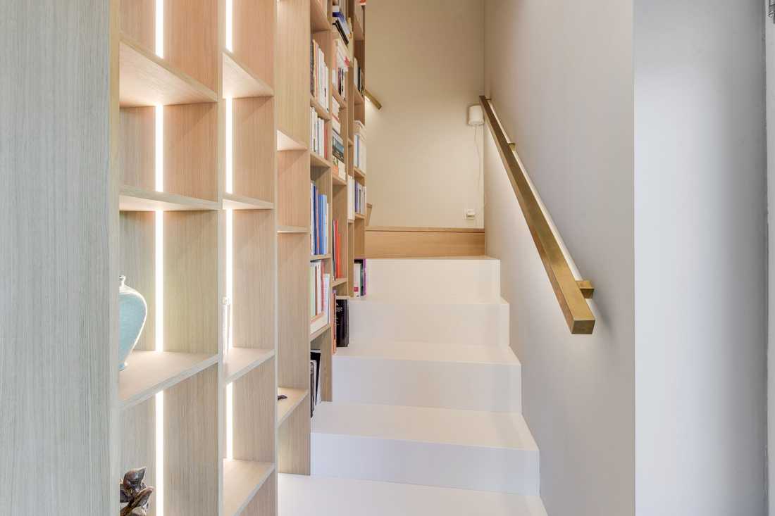 Escalier contemporain avec marches en Corian et rétroéclairage