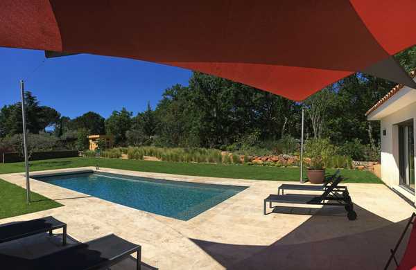 Jardin méditerranéen organisé autour d'une piscine contemporaine