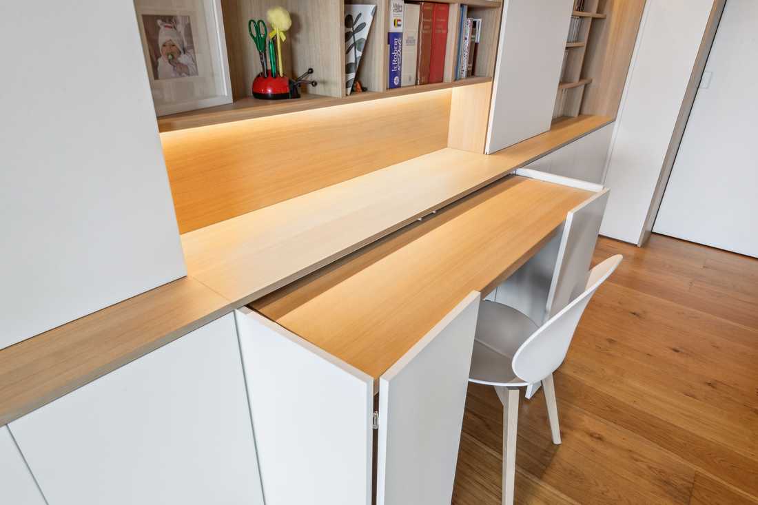 Bureau escamotable intégré dans une bibliothèque