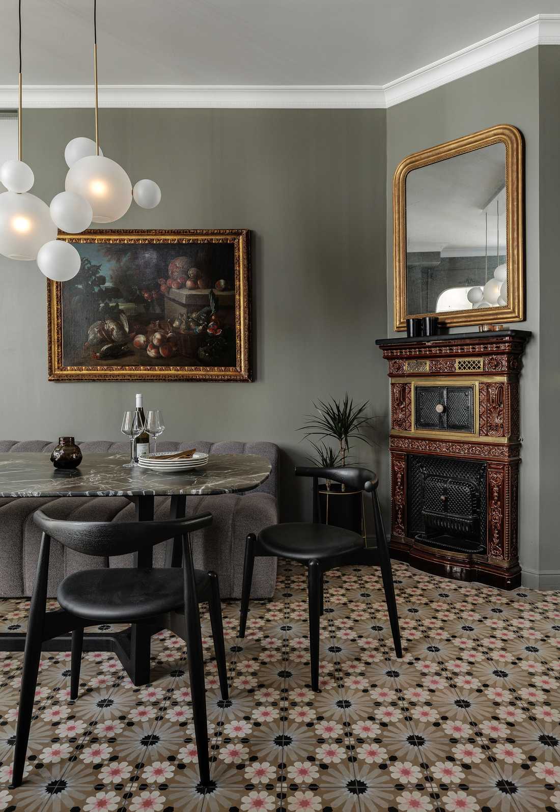 Salle a manger avec cheminée ancienne rénovée par un architecte d'intérieur en région bruxelloise