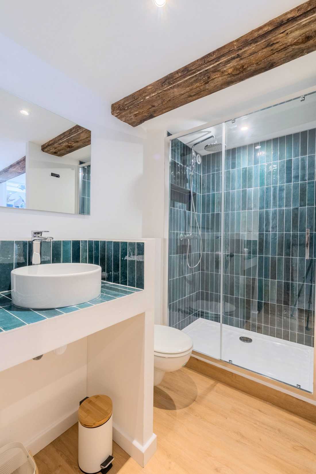Salle de bain avec carrelage en zellige bleu marine