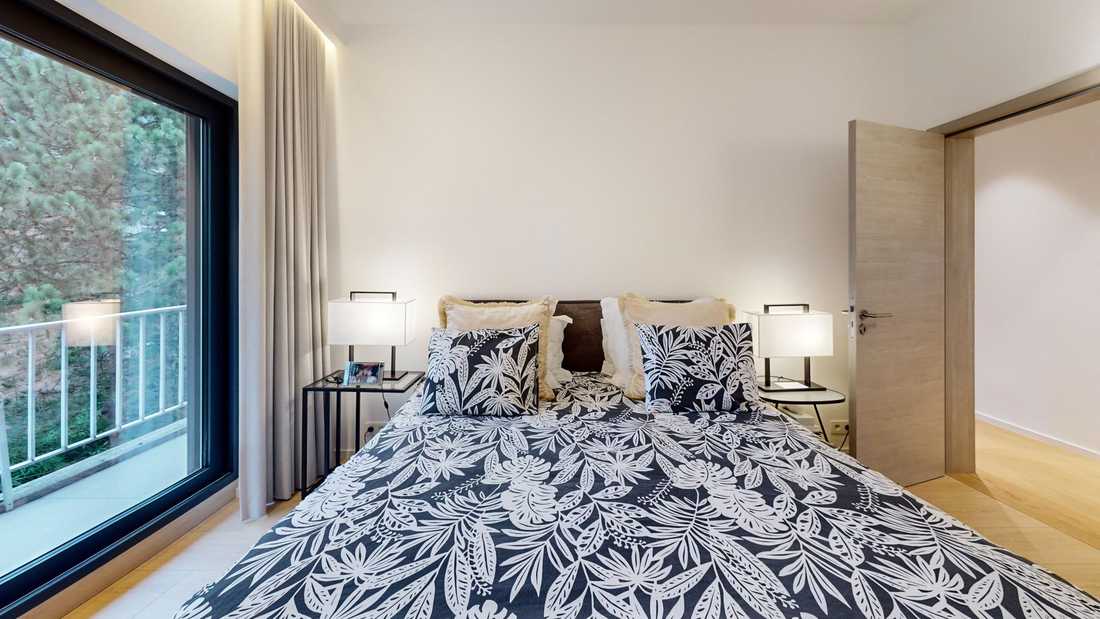 Chambre parentale lumineuse avec baie vitrée