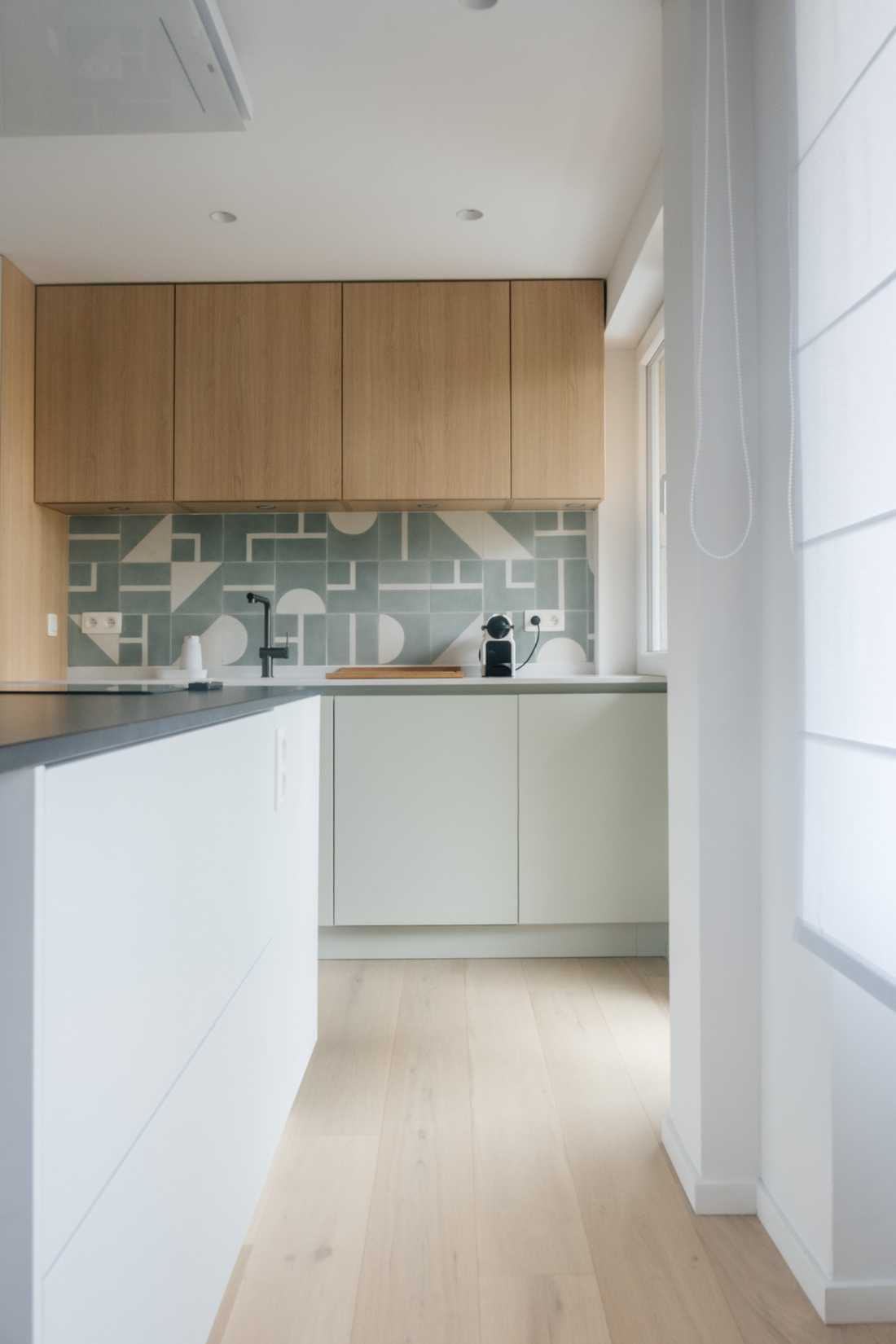 Cuisine pastel et bois rénovée par un architecte d'interieur à Bruxelles