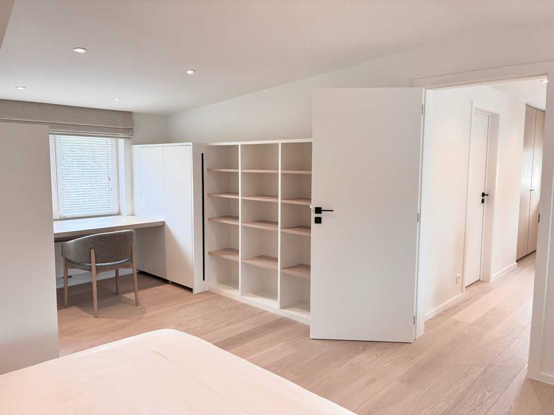 Espace bureau créé dans une suite parentale dans les combles