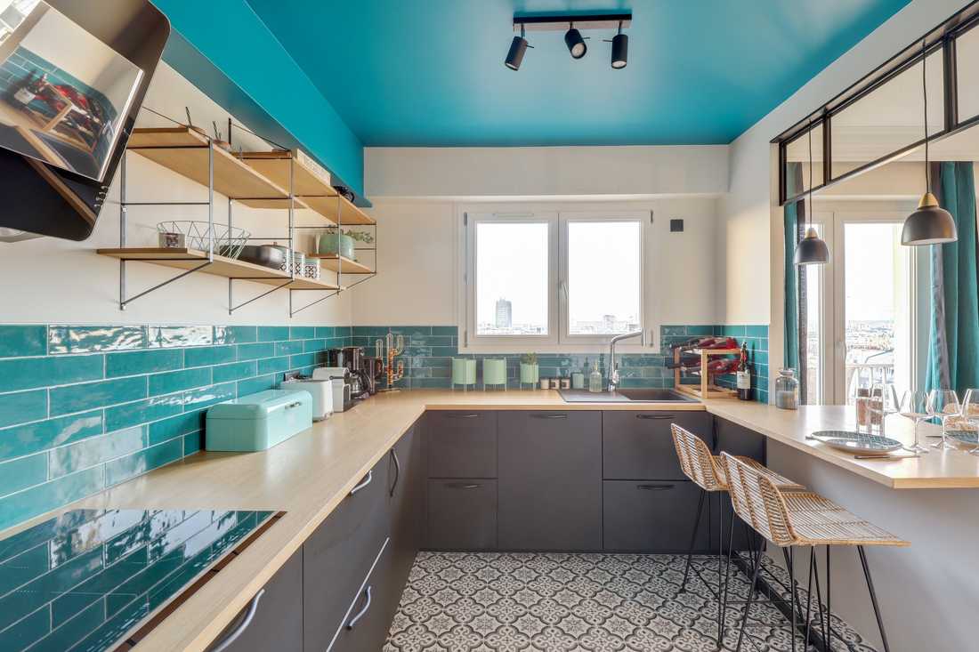 Plan de travail de la cuisine d'un appartement rénové par un architecte en région bruxelloise