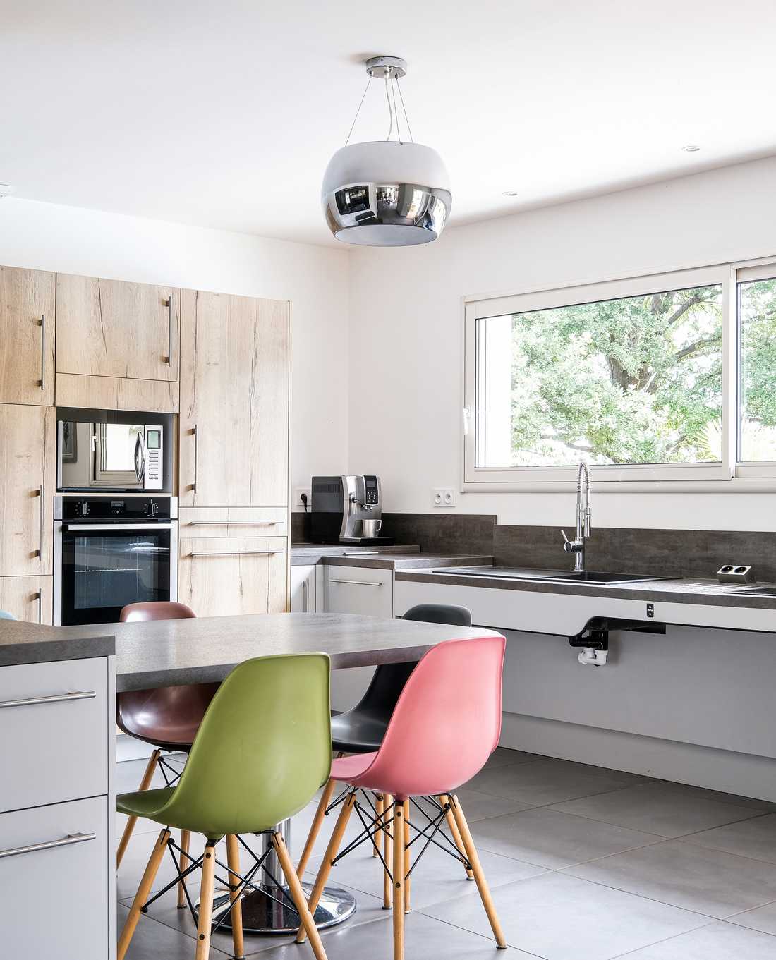 Un architecte d'intérieur in Brussels aménage une cuisine accessible aux personnes à mobilité réduite PMR)