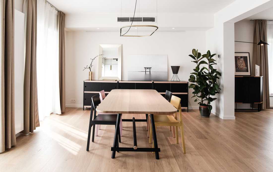 Salle à manger avec table en bois et suspension