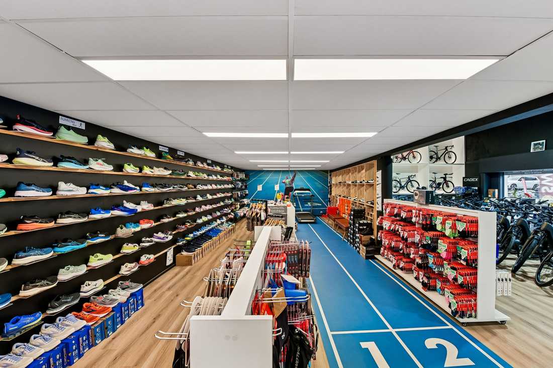 Zone running dans un magasin spécialisé dans le triathlon rénové par un architecte d'intérieur