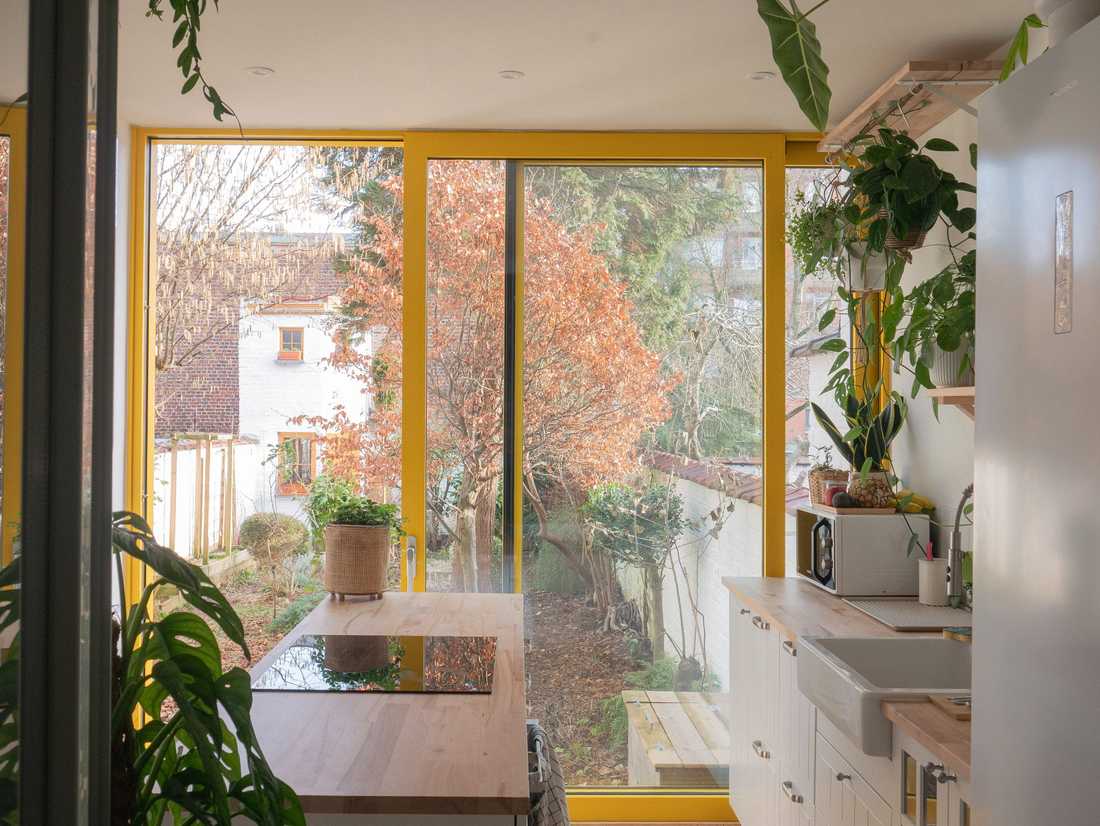 Intérieur de l'extension avec vue sur le jardin
