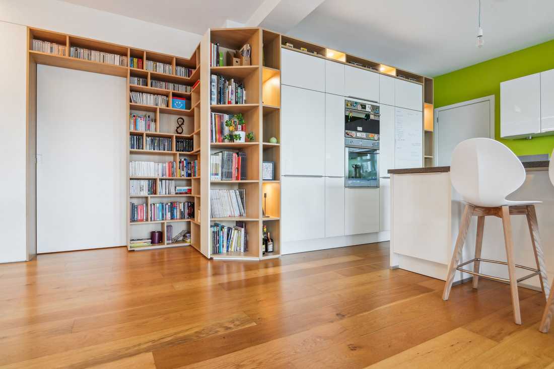 Transition entre la cuisine et le salon de l'appartement