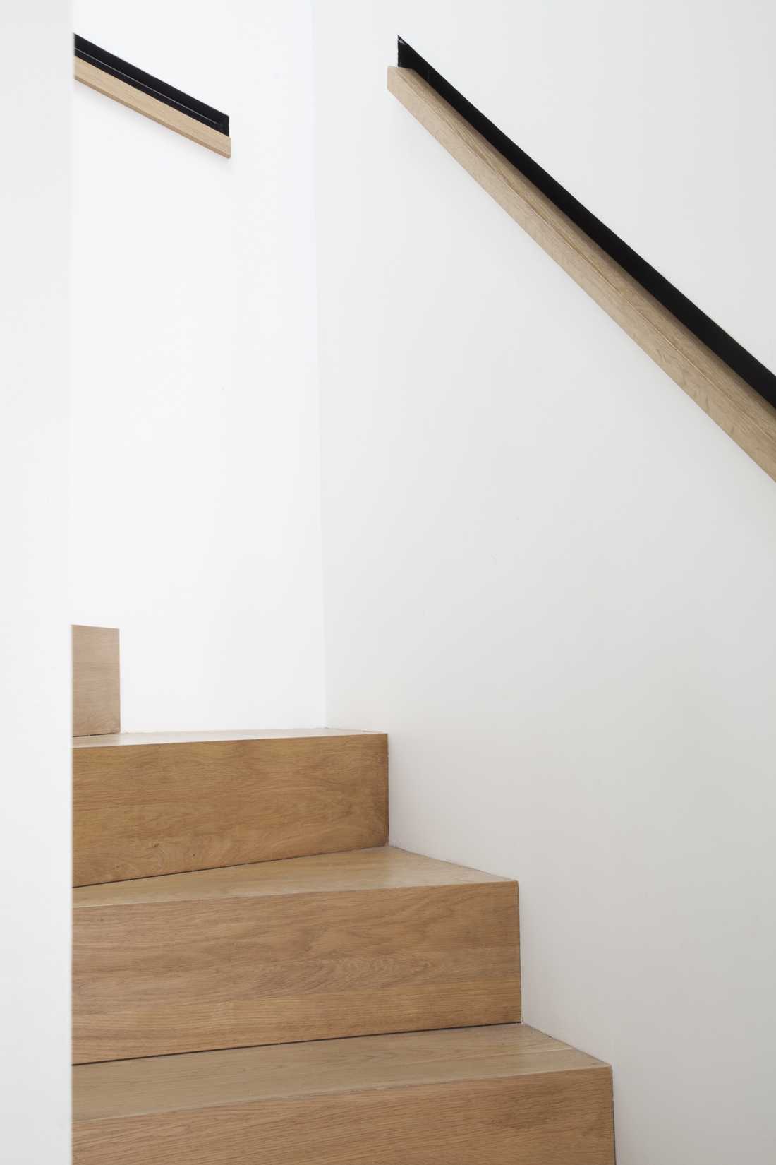 Détail de l'escalier réalisé sur mesure par un architecte à Bruxelles