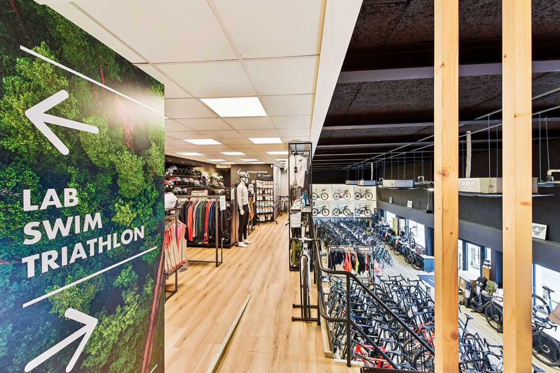 Mezzanine du magasin spécialisé dans le triathlon