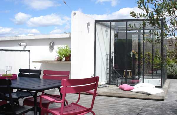 Transformation d'un toit en terrasse végétalisée style Loft par un architece paysagiste à Bruxelles