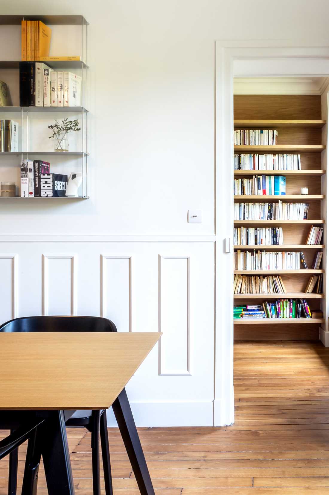 Circulation dans un appartement haussmannien renové par un architecte d'intérieur à Bruxelles