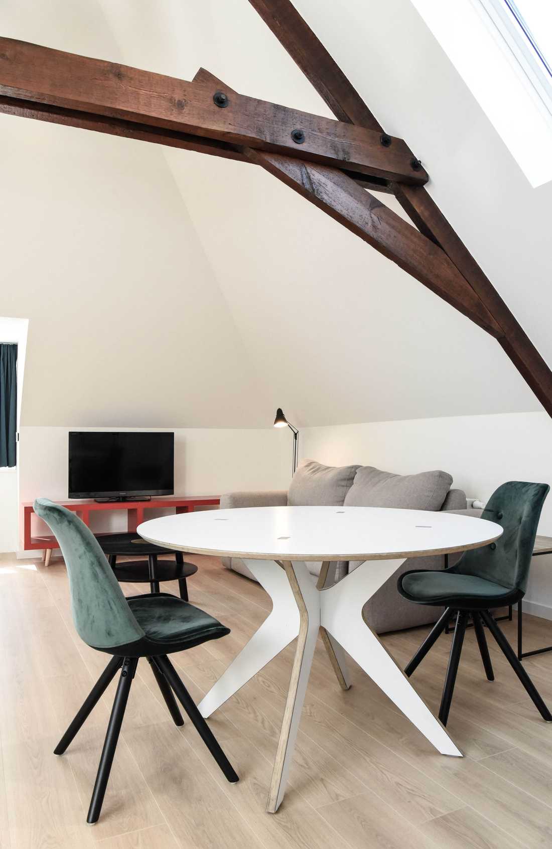 Studio indépendant aménagé par un architecte d'intérieur dans les combles d'une maison à Bruxelles