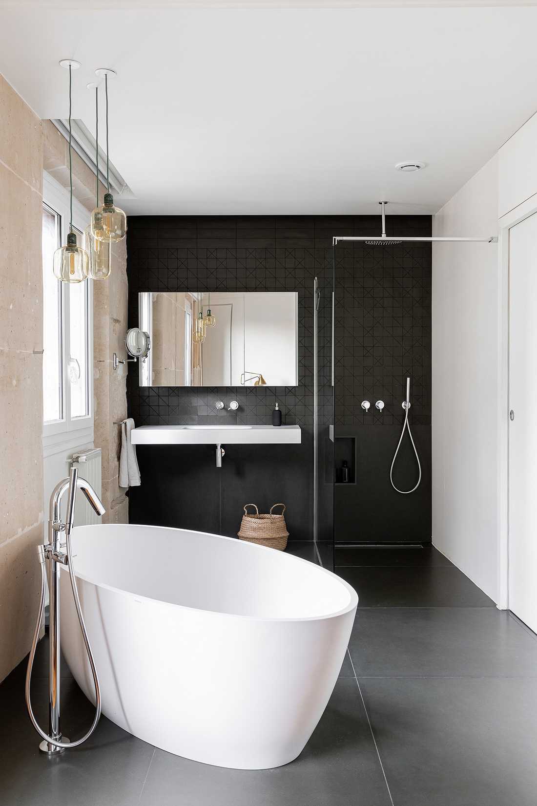 Salle de bain avec baignoir centrale aménagée par un architecte d'intérieur à Bruxelles 
