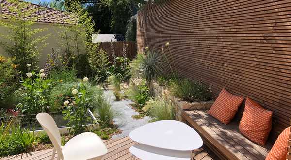 Micro-jardin urbain aux massifs naturalistes à Bruxelles