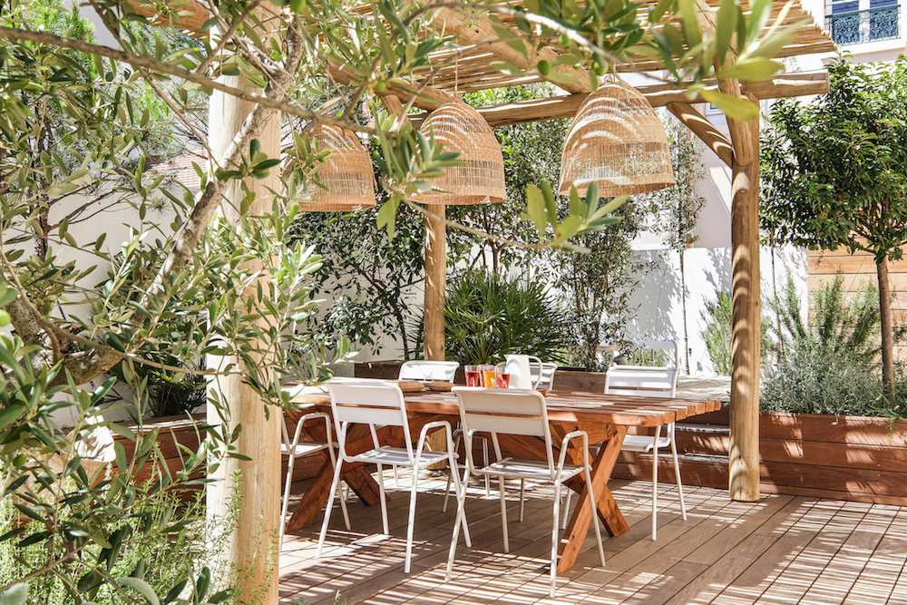 Aménagement d'une terrasse en bois - esprit méditérranéen - coin repas ombragé