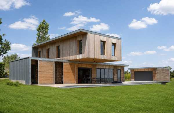 Réalisation d'une maison individuelle contemporaine avec bois et béton dans un esprit Loft par un architecte à Bruxelles.