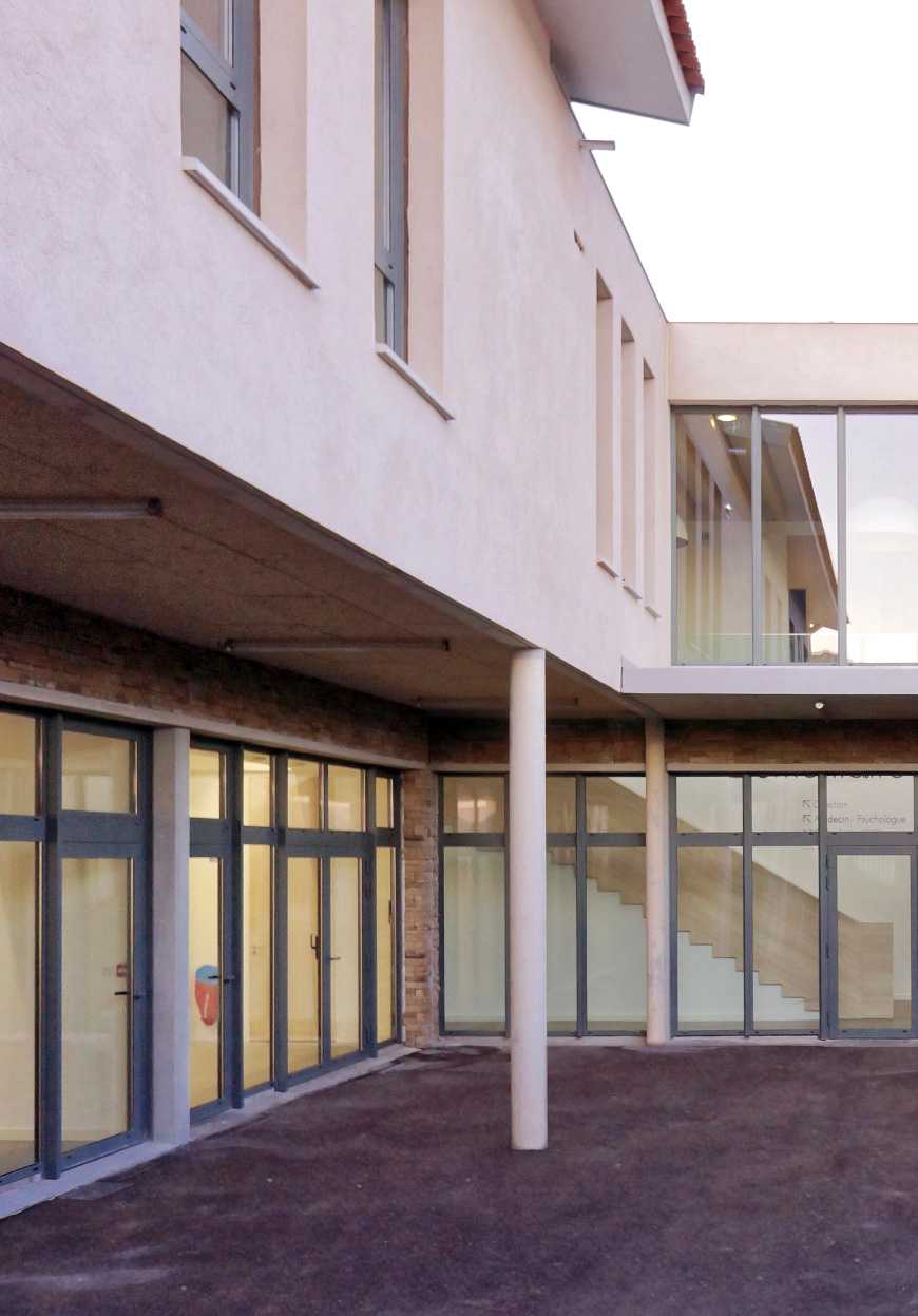 Un architecte assure la maîtrise d'œuvre dans le construction d'une école à Bruxelles