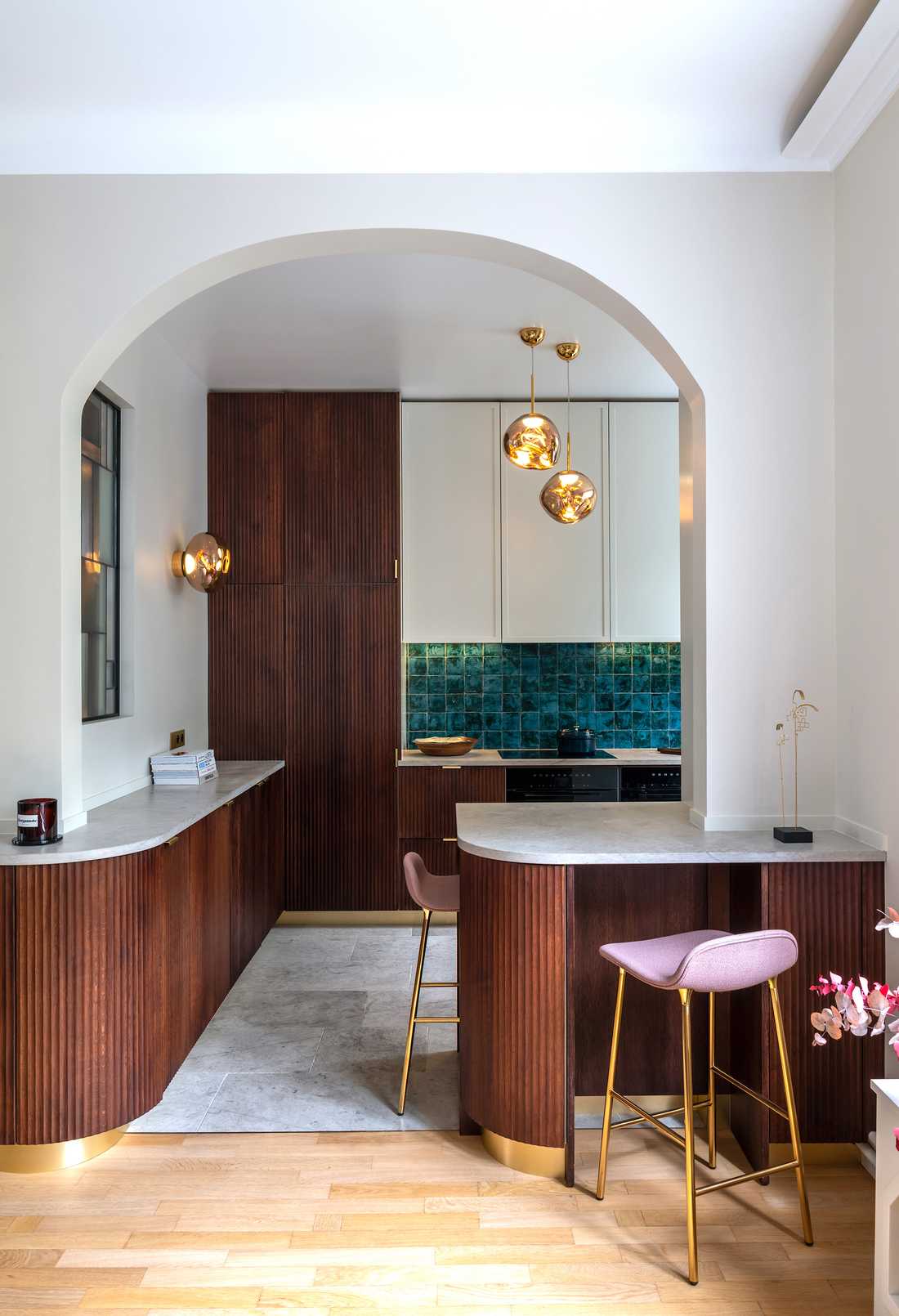 Cuisine semi-ouverte aménagée par un architecte d'intérieur à Bruxelles