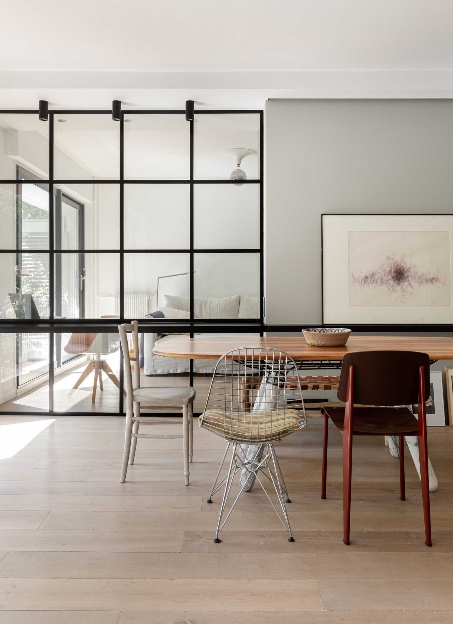 Un décorateur d'intérieur crée une verrière dans le salon d'un appartement à Bruxelles