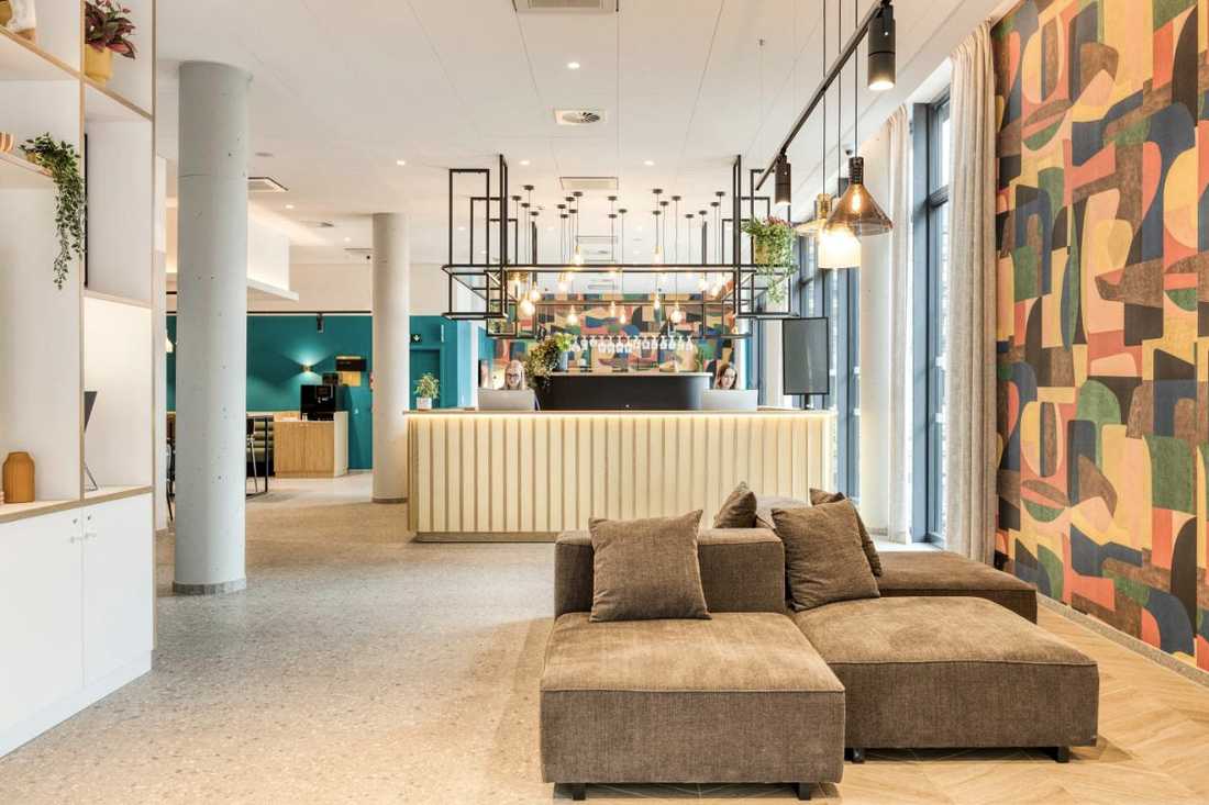 Réception de l'hôtel rénovée par un architecte d'intérieur à Namur