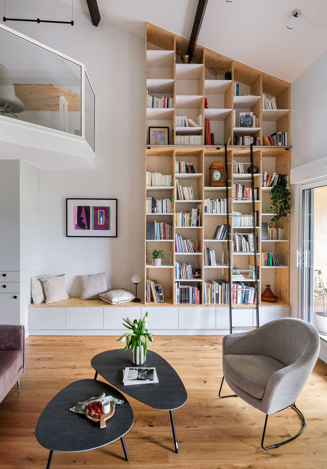 Rangement sur mesure conçu par un architecte d'intérieur pour un appartement acheté dans le cadre d'un programme Loi Breyne