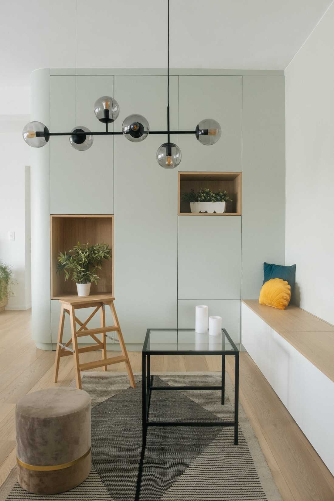 Salon avec un agencement sur mesure vert pastel