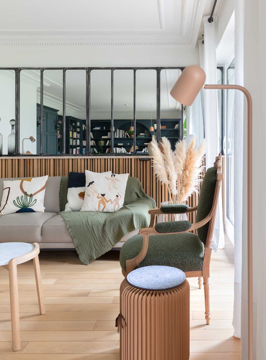 Séparation entre un salon et une cuisine avec une verrière conçue par un décorateur d'intérieur in the Brussels-Capital Region