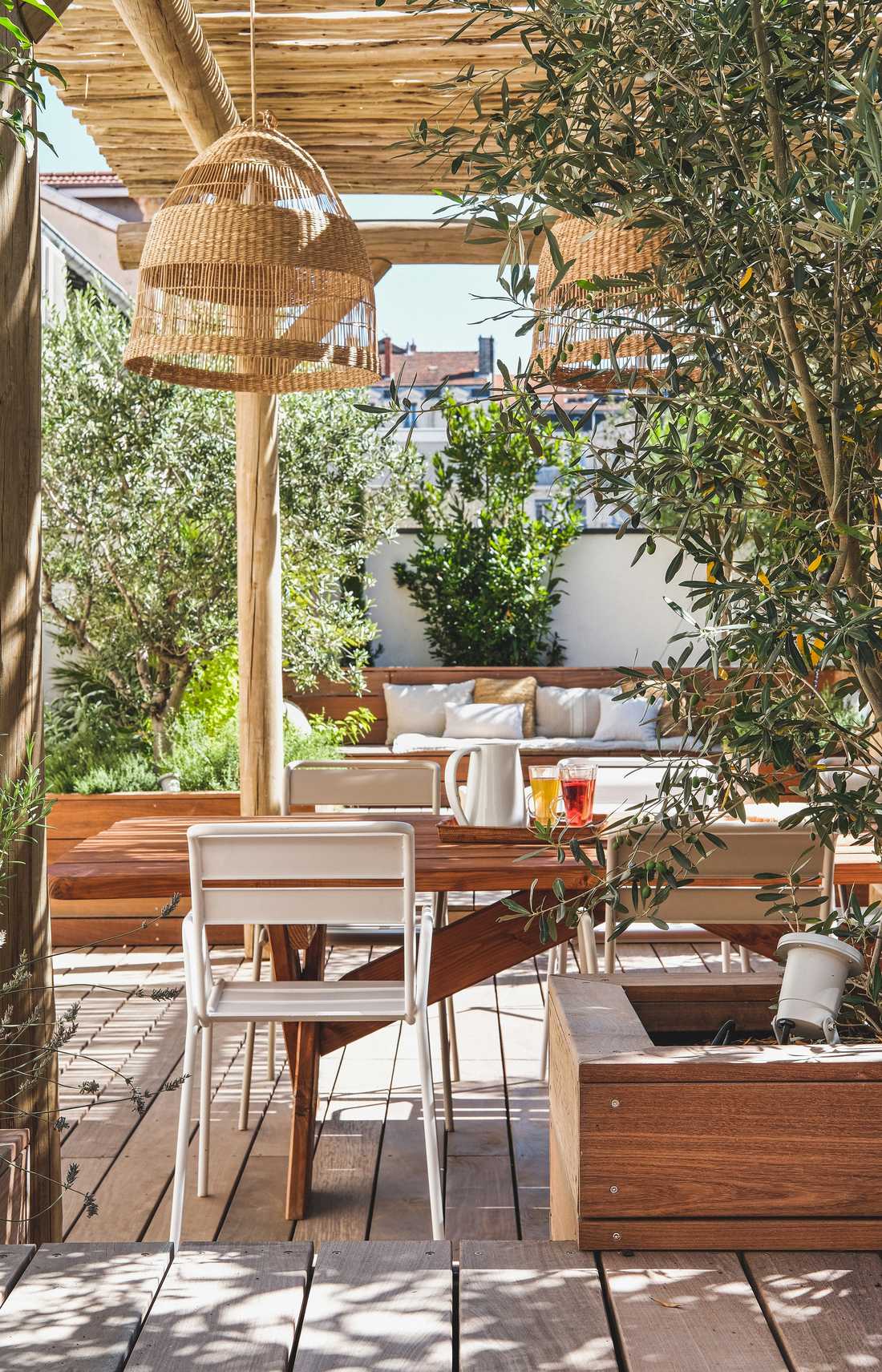 Wooden terrace apartment designed by a landscape gardener in Brussels